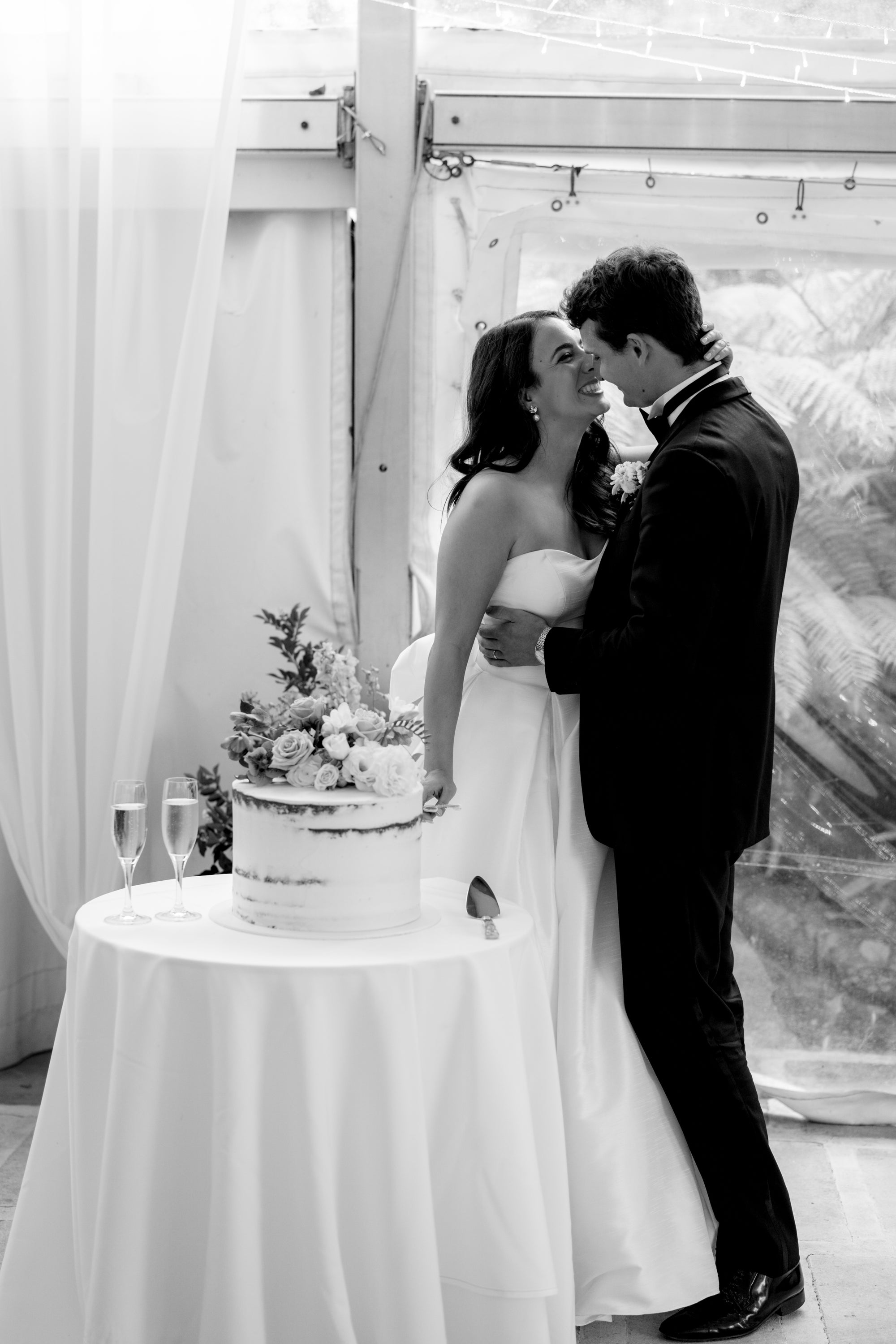 elegant-floral-wedding-cakes-sydney